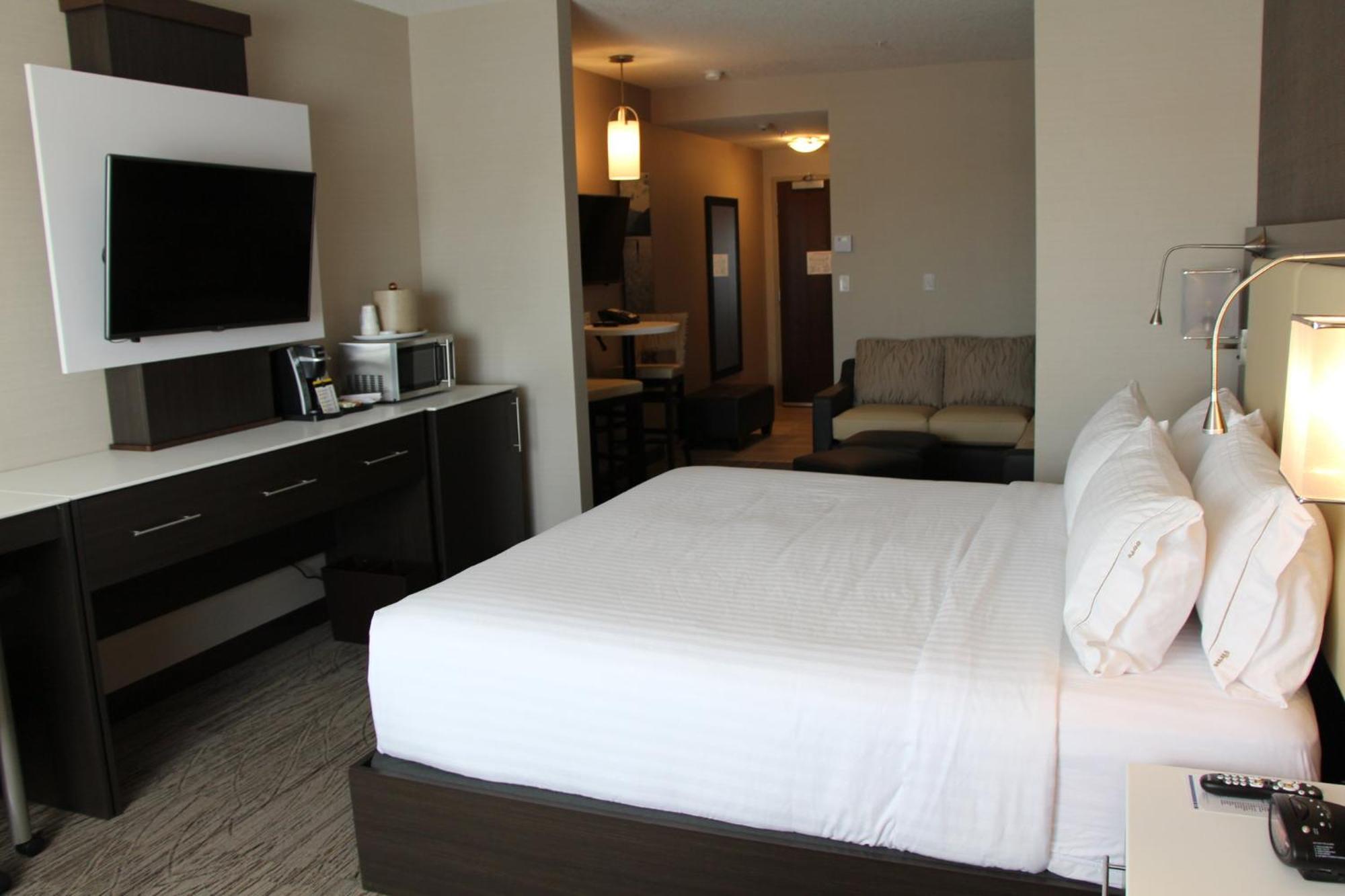 Holiday Inn Express & Suites Cold Lake By Ihg Eksteriør billede