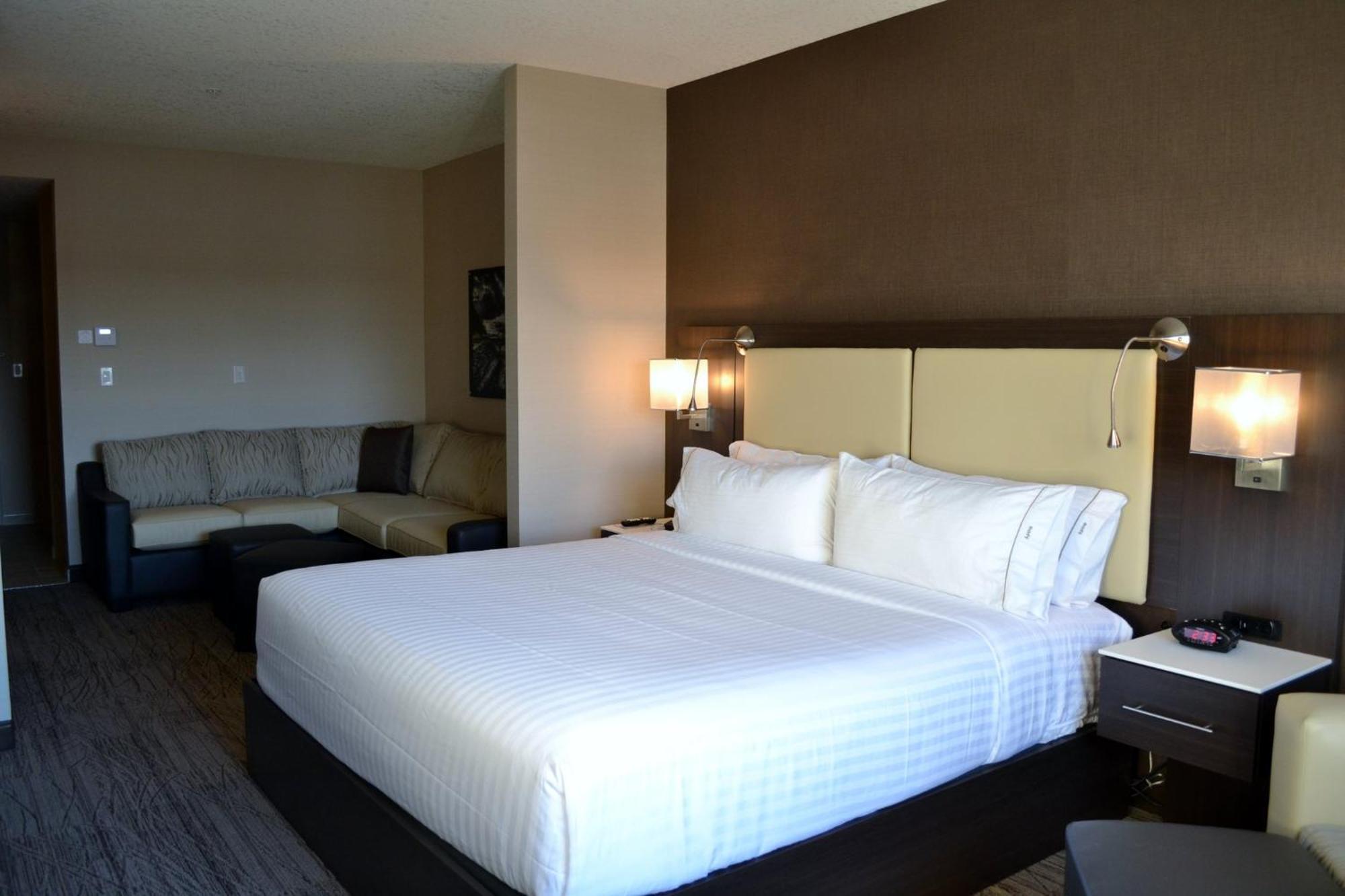 Holiday Inn Express & Suites Cold Lake By Ihg Eksteriør billede